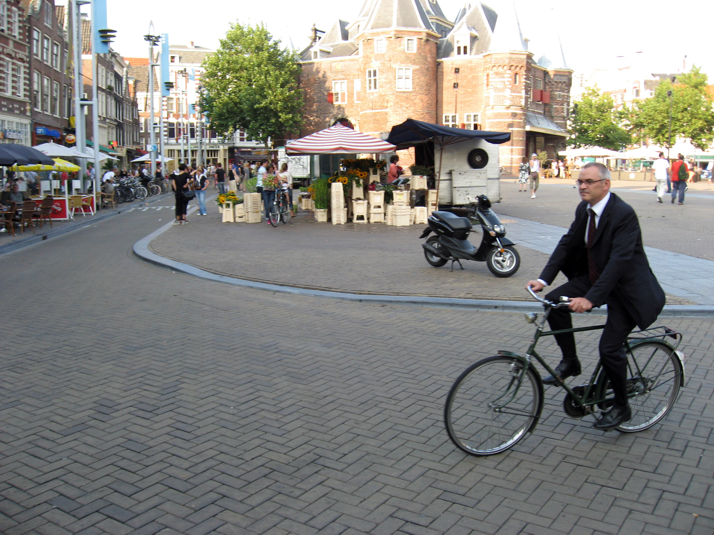 [Image: po1b_amsterdam_bicycle_suit.jpg]